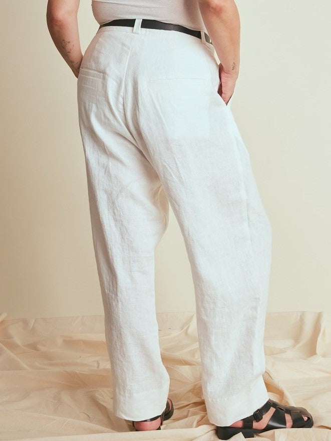 010 pleat trousers in white linen